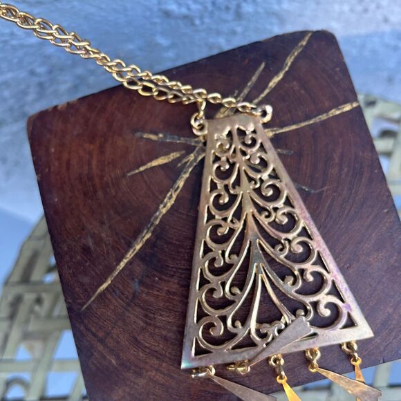 Lisner Pendant Necklace in Gold Tone Metal Mid Century Statement Jewelry Signed - Picture 15 of 16